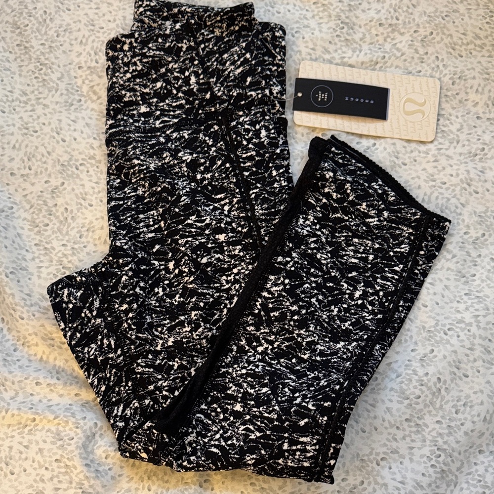 Lululemon Athletica Black and White Patterned Crop Leggings Women’s Size 4 NWT